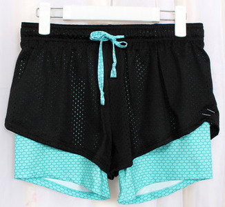 Γυναικεία σορτς με έγχρωμη επένδυση