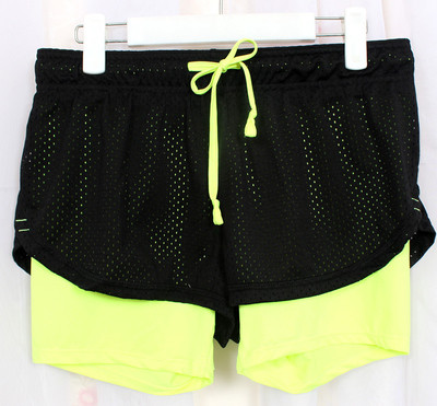 Γυναικεία σορτς με έγχρωμη επένδυση