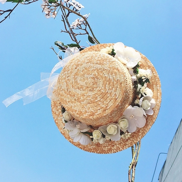 Дамска шапка с 3D флорална декорация