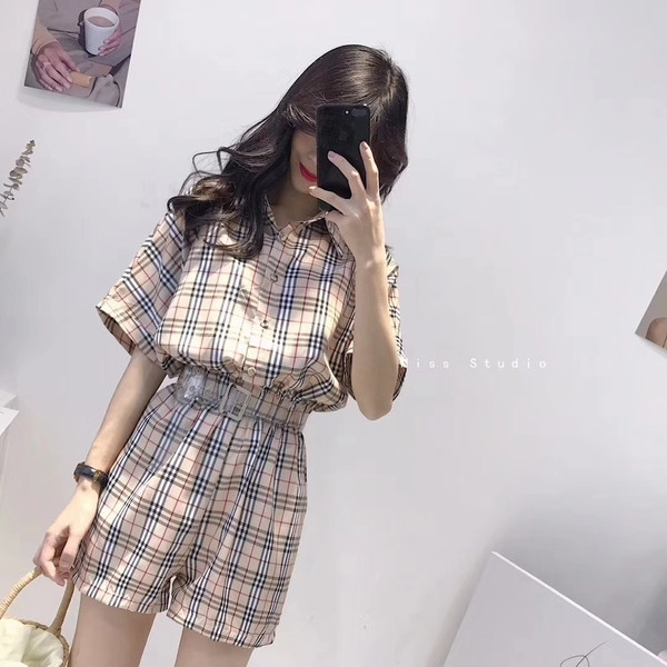 Γυναικείες φόρμες με ζώνη και κουμπιά κατάλληλα για τη καθημερινή ζωή σε διάφορα χρώματα