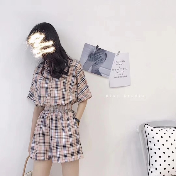 Γυναικείες φόρμες με ζώνη και κουμπιά κατάλληλα για τη καθημερινή ζωή σε διάφορα χρώματα