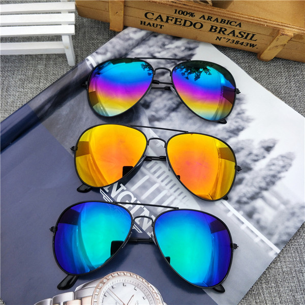 Ochelari colorați pentru bărbați cu ramă subțire