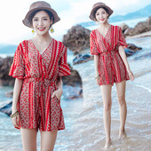 Κομψές γυναικείες φόρμες με ντεκολτέ σε σχήμα V και εθνοτικά μοτίβα κατάλληλα για τη καθημερινή ζωή