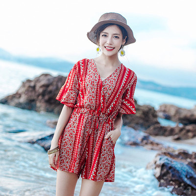 Κομψές γυναικείες φόρμες με ντεκολτέ σε σχήμα V και εθνοτικά μοτίβα κατάλληλα για τη καθημερινή ζωή