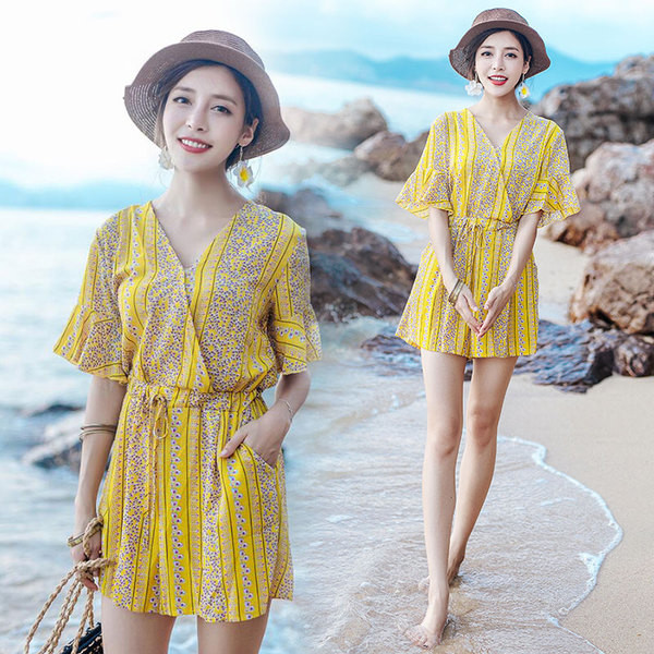 Κομψές γυναικείες φόρμες με ντεκολτέ σε σχήμα V και εθνοτικά μοτίβα κατάλληλα για τη καθημερινή ζωή