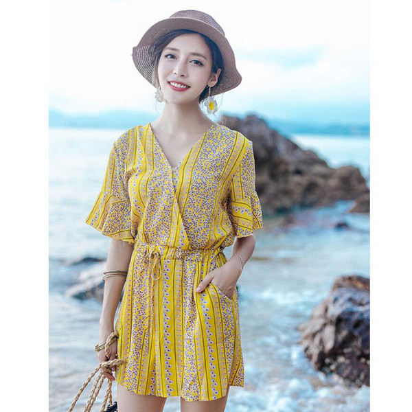 Κομψές γυναικείες φόρμες με ντεκολτέ σε σχήμα V και εθνοτικά μοτίβα κατάλληλα για τη καθημερινή ζωή