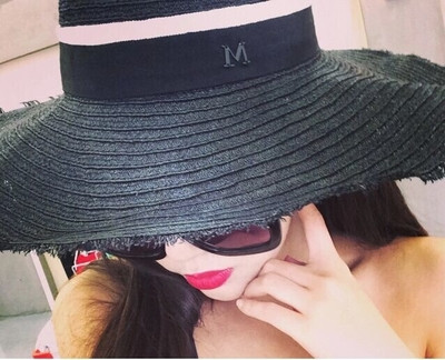 Καλοκαιρινό γυναικείο καπέλο σε μαύρο χρώμα με λευκή διακόσμηση