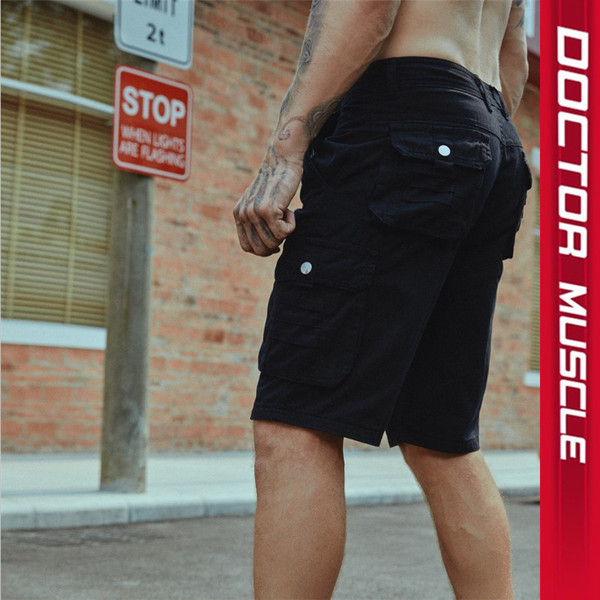 Pantaloni scurți sport cu buzunare în mai multe culori