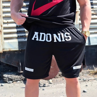 Αθλητικά ανδρικά σορτς με επιγραφές σε λευκό και μαύρο χρώμα