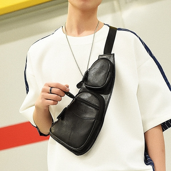 Μοντέρνα ανδρική τσάντα με εξωτερικές τσέπες σε μαύρο και καφέ χρώμα