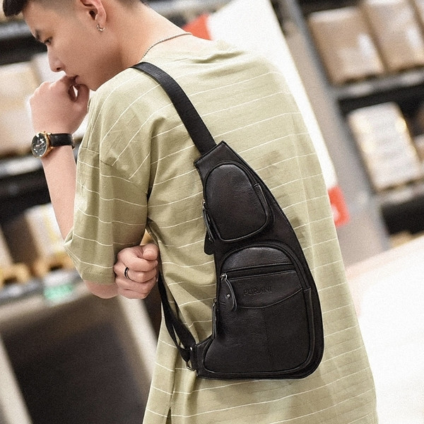 Μοντέρνα ανδρική τσάντα με εξωτερικές τσέπες σε μαύρο και καφέ χρώμα