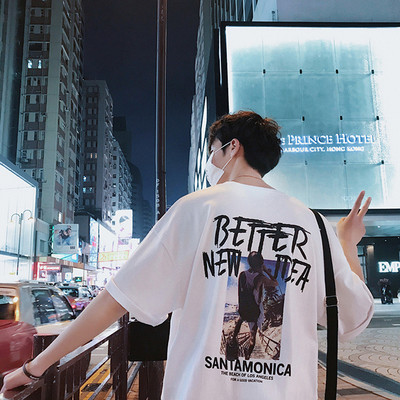 Ανδρικό μπλουζάκι με επιγραφή και πολύχρωμο σχέδιο εφαρμογής