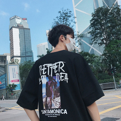 Ανδρικό μπλουζάκι με επιγραφή και πολύχρωμο σχέδιο εφαρμογής