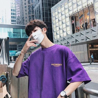 Ανδρικό μπλουζάκι με επιγραφή και πολύχρωμο σχέδιο εφαρμογής