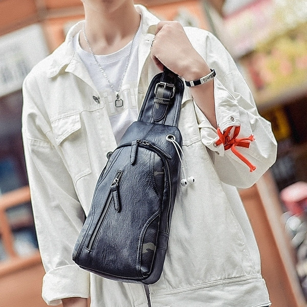 Ανδρική τσάντα σε μαύρο χρώμα με καμουφλάζ διακόσμηση σε δύο μοντέλα