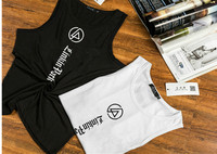 Ανδρικό αμάνικο σε μαύρο και λευκό χρώμα με επιγραφή