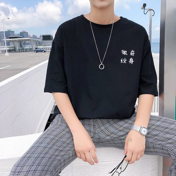 Tricou casual barbatesc cu inscriptie si aplicatie - model gratuit