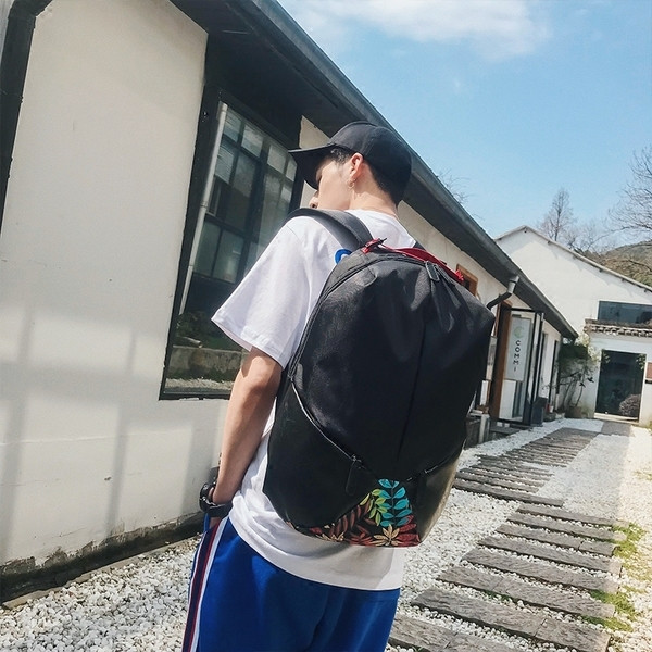 Μεγάλο ανδρικό σακίδιο  σε μαύρο χρώμα με φυτική διακόσμηση