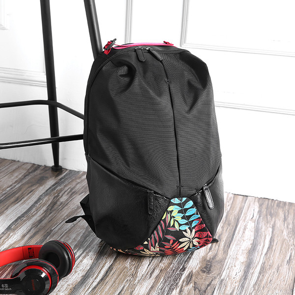 Μεγάλο ανδρικό σακίδιο  σε μαύρο χρώμα με φυτική διακόσμηση