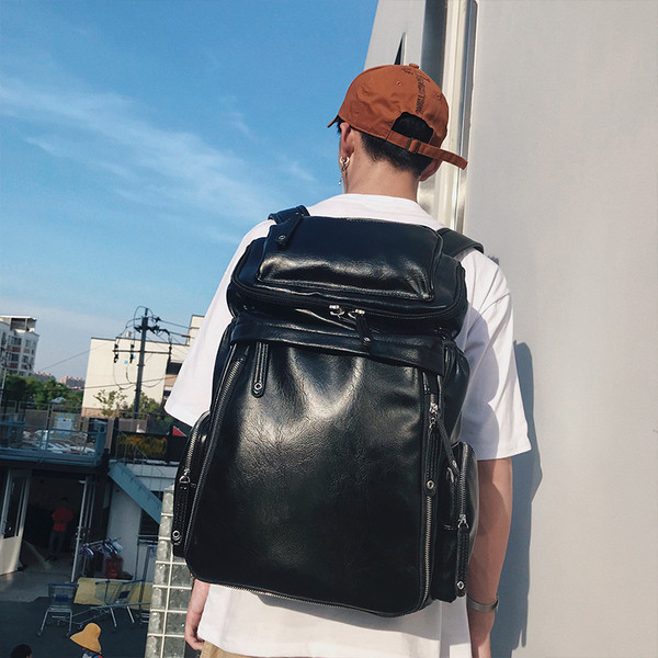 Ανδρικό σακίδιοσε μαύρο χρώμα από οικολογικό δέρμα κατάλληλο για ταξίδια