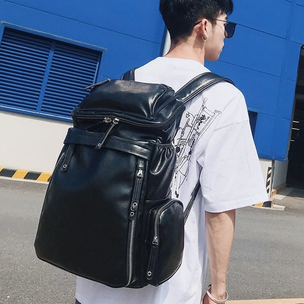 Ανδρικό σακίδιοσε μαύρο χρώμα από οικολογικό δέρμα κατάλληλο για ταξίδια