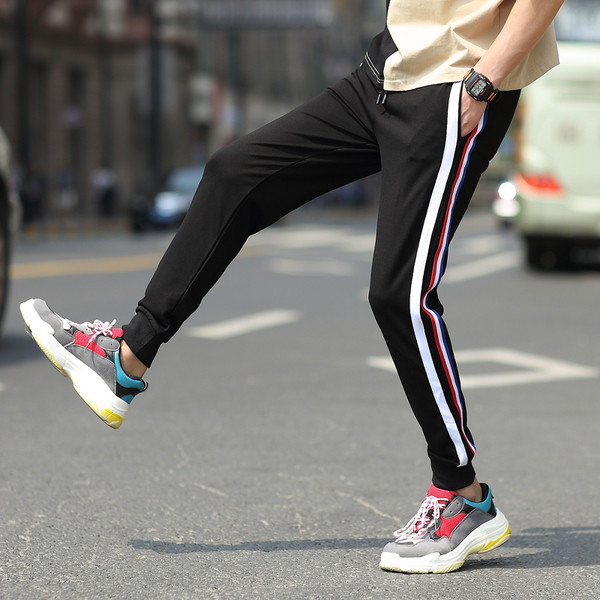 Ανδρικό παντελόνι σε σκούρο χρώμα με έγχρωμες άκρες