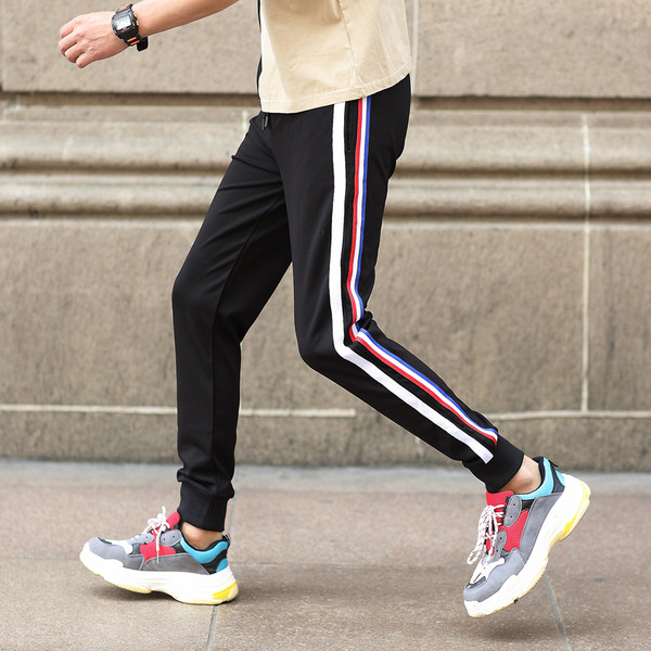 Ανδρικό παντελόνι σε σκούρο χρώμα με έγχρωμες άκρες