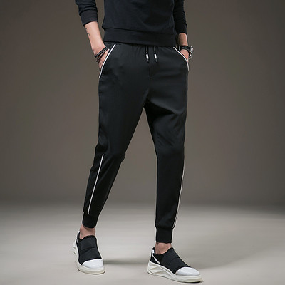 Ανδρικά παντελόνια σε μαύρο χρώμα με λευκές λωρίδες