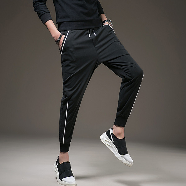 Ανδρικά παντελόνια σε μαύρο χρώμα με λευκές λωρίδες