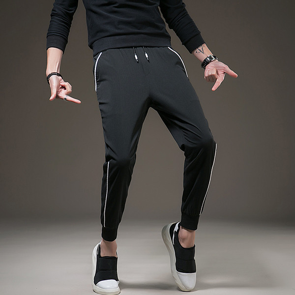 Ανδρικά παντελόνια σε μαύρο χρώμα με λευκές λωρίδες