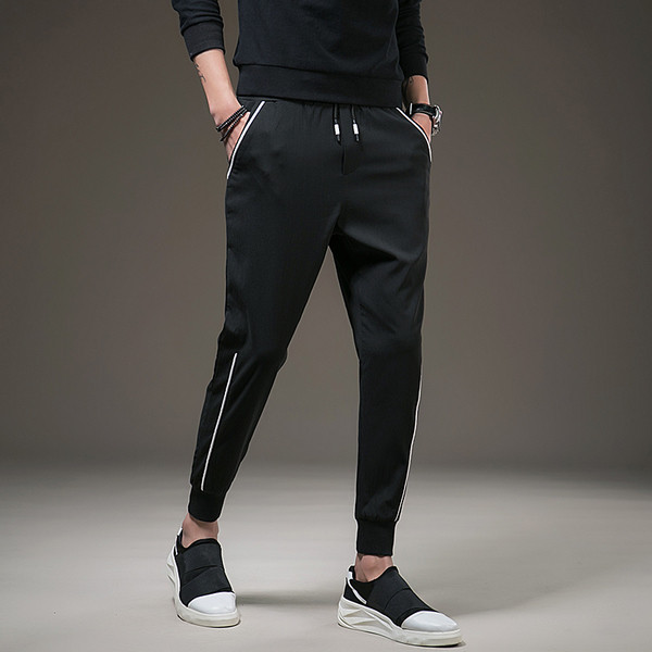 Ανδρικά παντελόνια σε μαύρο χρώμα με λευκές λωρίδες