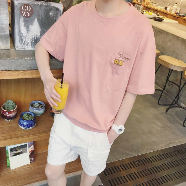 Ανδρικό μπλουζάκι με τσέπη και ενδιαφέρουσα πολύχρωμη εφαρμογή κατάλληλη για τη καθημερινή ζωή