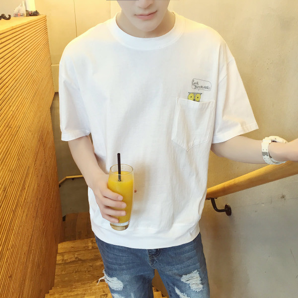 Ανδρικό μπλουζάκι με τσέπη και ενδιαφέρουσα πολύχρωμη εφαρμογή κατάλληλη για τη καθημερινή ζωή