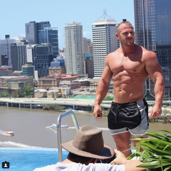 Μικρά αθλητικά σορτς κατάλληλα για παραλία σε τρία χρώματα