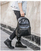 Μοντέρνο σακίδιο ατόμων με μεταλλικά καπάκια σε μαύρο χρώμα