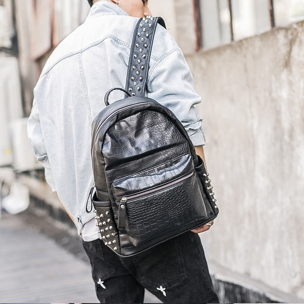 Μοντέρνο σακίδιο ατόμων με μεταλλικά καπάκια σε μαύρο χρώμα