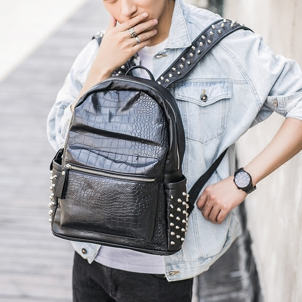 Μοντέρνο σακίδιο ατόμων με μεταλλικά καπάκια σε μαύρο χρώμα