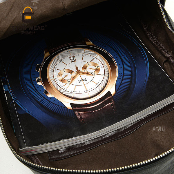 Μοντέρνο σακίδιο ατόμων με μεταλλικά καπάκια σε μαύρο χρώμα