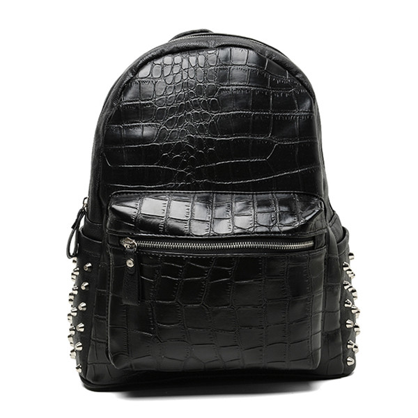 Μοντέρνο σακίδιο ατόμων με μεταλλικά καπάκια σε μαύρο χρώμα