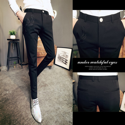 Μοντέρνα αντρικά παντελόνια με έγχρωμο κέντημα στις τσέπες