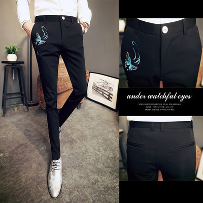 Μοντέρνα αντρικά παντελόνια με έγχρωμο κέντημα στις τσέπες