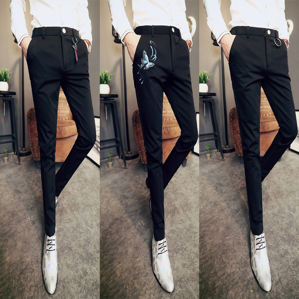 Μοντέρνα αντρικά παντελόνια με έγχρωμο κέντημα στις τσέπες