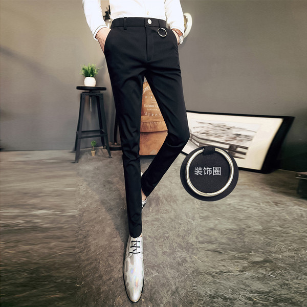 Μοντέρνα αντρικά παντελόνια με έγχρωμο κέντημα στις τσέπες