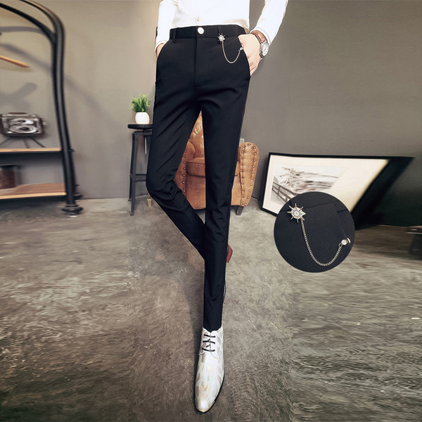 Μοντέρνα αντρικά παντελόνια με έγχρωμο κέντημα στις τσέπες