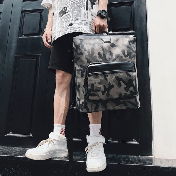 Αθλητικό ανδρικό σακίδιο  με καμουφλάζ στοιχεία και εξωτερική τσέπη