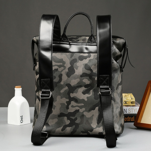 Αθλητικό ανδρικό σακίδιο  με καμουφλάζ στοιχεία και εξωτερική τσέπη