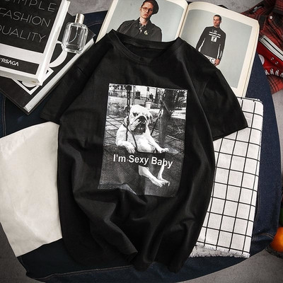 ανδρικό T-shirt με εφαρμογή σκύλου και ευρύ μοτίβο επιγραφής