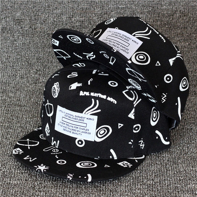 Καπέλα με έγχρωμο κέντημα κατάλληλα για άντρες και γυναίκες