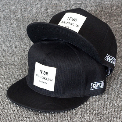 Καπέλα με έγχρωμο κέντημα κατάλληλα για άντρες και γυναίκες