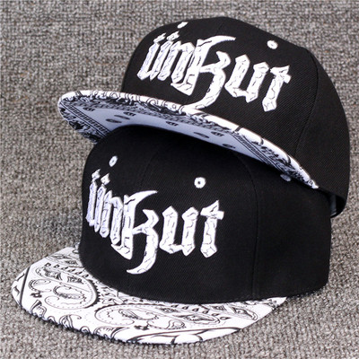 Καπέλα με έγχρωμο κέντημα κατάλληλα για άντρες και γυναίκες